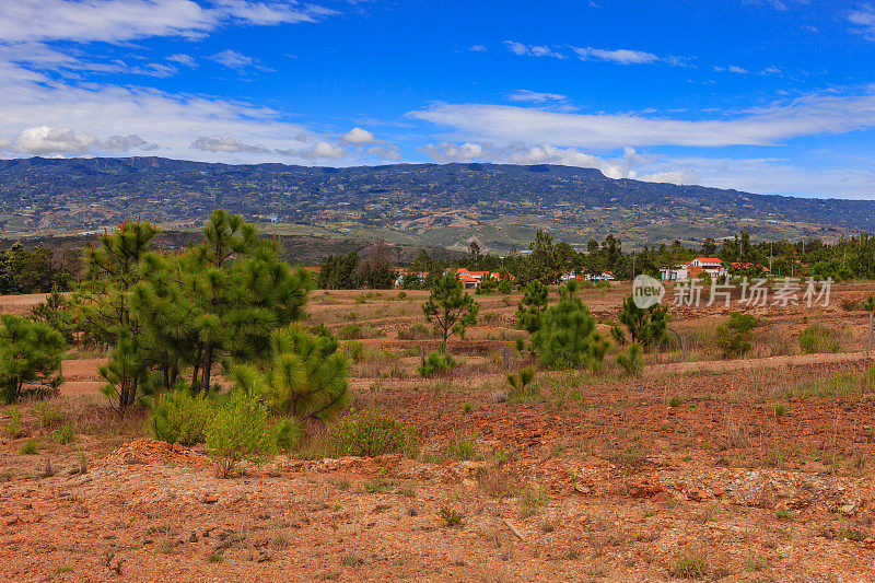 哥伦比亚，南美洲-干旱半沙漠地区附近的安第斯镇Villa de Leyva，在Boyacá部门